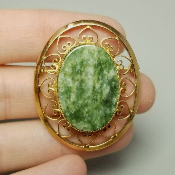 Vintage Oval Green Stone and 12k Yellow Gold Filled Filigree Frame Brooch - Picture 8 of 8